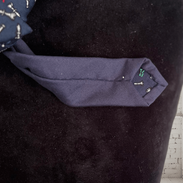 Cravate femme motif pièces jeu d’échecs 