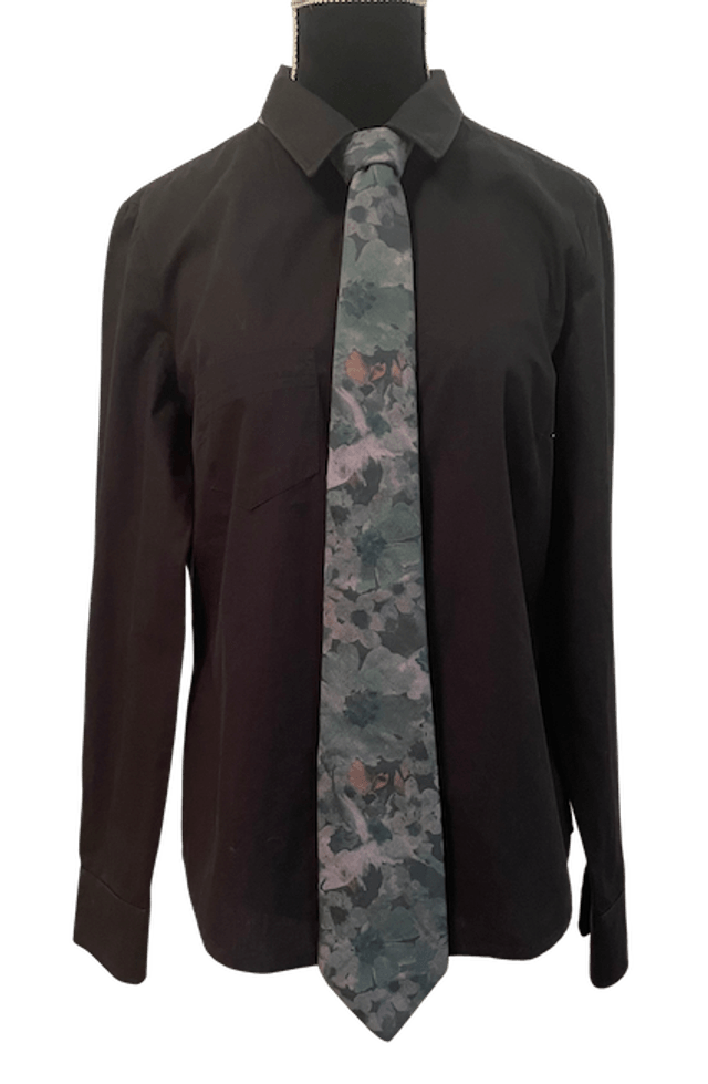 Cravate fine homme motif à fleur 100% coton. Toucher soyeux.