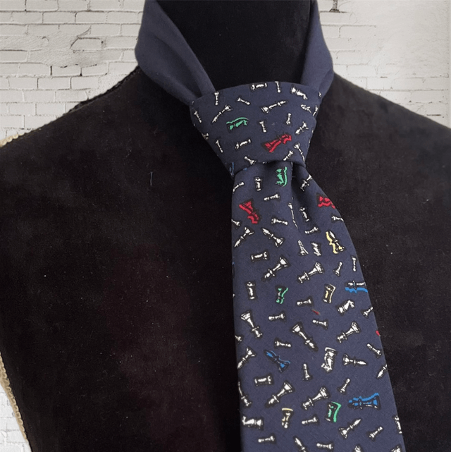 Cravate femme motif pièces jeu d’échecs 