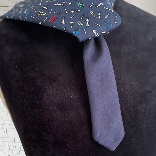 Cravate femme motif pièces jeu d’échecs 