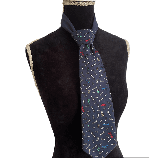 Cravate femme motif pièces jeu d’échecs 